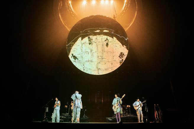 鱼丁纟重返台北小巨蛋举办「季节限定版」演唱会。（环球音乐提供）