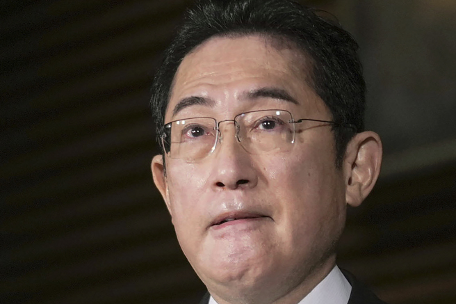 2月18日，日本首相岸田文雄在北韩发射飞弹后在东京的办公室向记者发表讲话。（美联社）