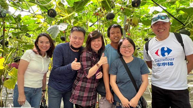 （家乐福总座王俊超参与家乐福产地之旅，透露统一併家乐福案进程已到公平会。图／家乐福提供）