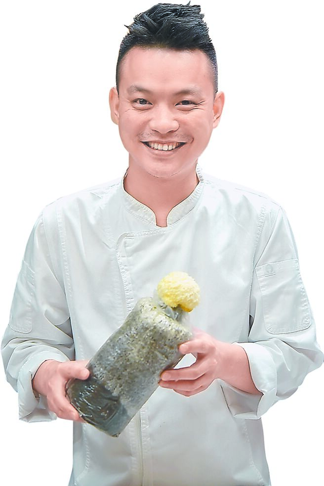 〈T+T〉主厨蔡元善表示，推出新菜单是一「工程」，除了厨房内场同仁要熟练，外场服务同仁也有很多事要配合。图／姚舜