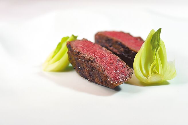 〈和牛／生蚝／青江菜〉是A5级日本和牛菲力炭烤。图／姚舜