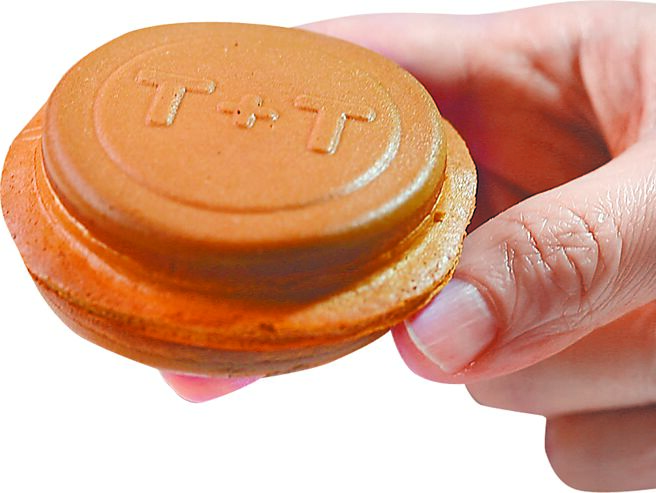 这一季〈T+T〉招牌菜式〈松露／鸭肝／车轮饼〉优化升级，除饼皮採用日本进口麵粉制作，内馅并增加用玉米鸡制作的酱汁增添鲜味。图／姚舜