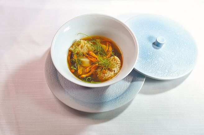 〈鲍鱼／虫草花／猴头菇〉是「蒸蛋」概念发想菜肴。图／姚舜