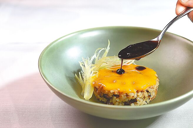 〈蹄膀／蛋黄／越光米〉就是「蹄膀拌饭」，饭上有蛋黄酱和松露滷汁提味。图／姚舜