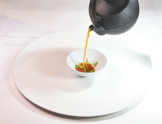 〈白虾／辣椒／香茅〉可以虾头与蔬菜熬制的虾汤，搭配碗内酸甜酱汁一起喝。图／姚舜