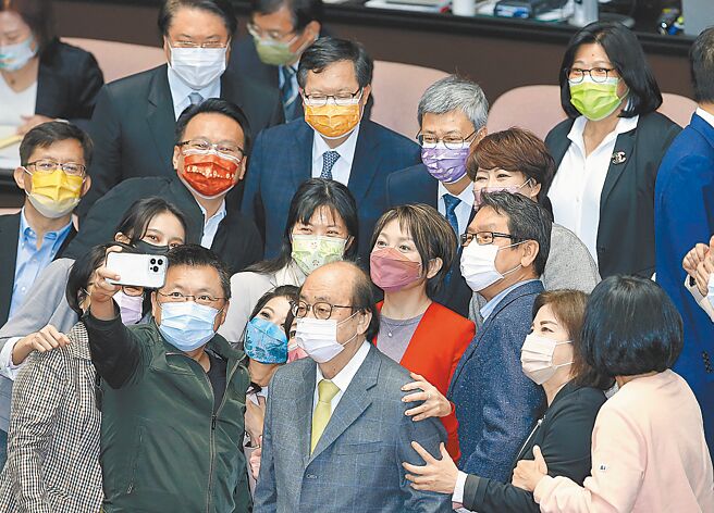 行政院长陈建仁首度赴立法院施政报告，遭遇国民党杯葛而无法上台。图为陈建仁（上中右）、副院长郑文灿（上左）、内政部长林右昌（上左）等人在立法院与民进党立委合影。（姚志平摄）