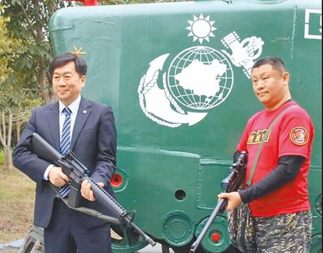 民眾党立委陈琬惠17日举行记者会，揭露陈宗彦任台南市新闻及国际关系处处长时疑似接受业者性招待，并公布相关资料及照片。（立委陈琬惠办公室提供）