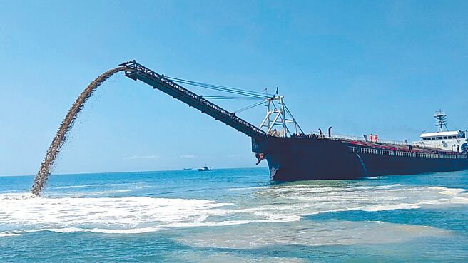 馬祖兩條海底電纜全斷，NCC研判是中國籍船隻毀損。圖為2020年大陸抽砂船挖斷連江縣南竿、莒光間海底電纜。（馬祖海巡隊提供／葉書宏連江傳真）