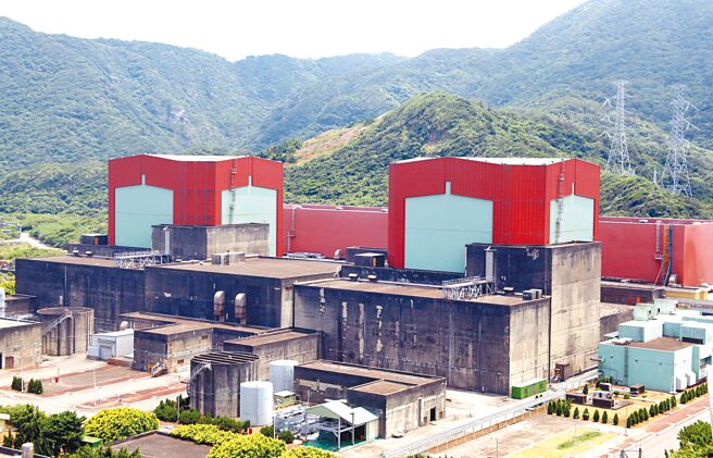 核二厂2号机将在3月停机除役，经济部长王美花昨打包票表示，去年就有调度相关机组、处理水利调度，不会有缺电问题。图为核二厂外观。（本报资料照片）