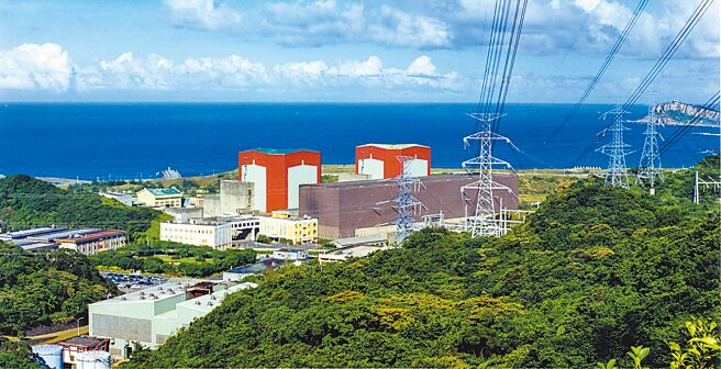 为因应核二2号机退场，台电更让机组岁修时间大挪移，而能撑的就撑，不能撑就缩短大修天数，但台电方面说法是，会靠加班来让总时数未减。图为核二厂外观。（台电公司提供）