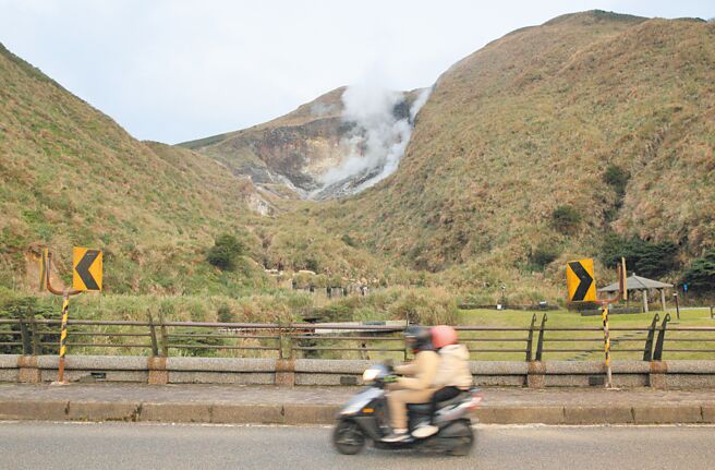 台北市北投区17日发生芮氏规模3.1地震，气象局推测地震与大屯火山活动有关，但不需担忧火山爆发的发生。图为17日地震后民眾骑车经过阳明山国家公园内的小油坑喷发口。（张铠乙摄）
