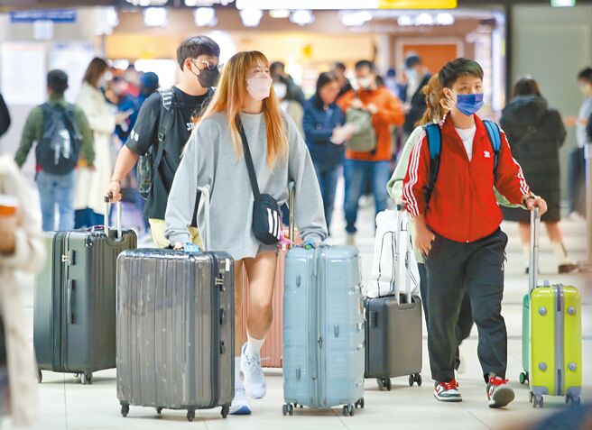 近期有研究指出，口罩降解会产生塑胶微粒，可能传播新冠病毒，但国内学者指出，目前尚无直接证据。图为民眾戴口罩出行。（王英豪摄）