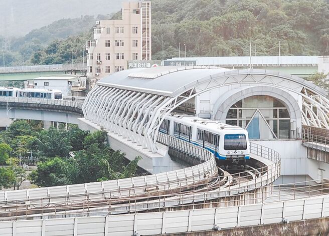 内湖科技园区交通问题亟需改善，台北市副市长李四川16日于府级专案小组会议中，指示提升文湖线尖峰时段运能。图为文湖线捷运。（本报资料照片）