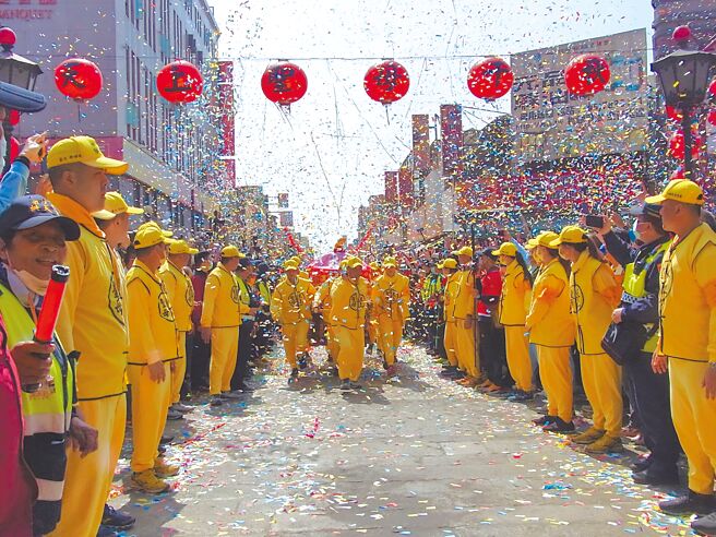 白沙屯妈祖抵达云林县北港朝天宫，3进3退入庙场面壮观震撼。（张朝欣摄）