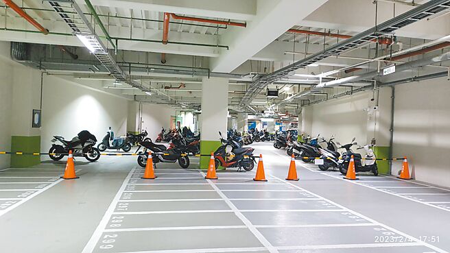 有民眾投诉台北市田径场地下停车场管理不善；台北市议员锺佩玲现勘后发现，停车场内超过半数的机车格被围起，无法停车，还有灭火器未依法检修、无障碍电梯长久失修等问题存在。（台北市议员锺佩玲研究室提供／李奇叡台北传真）