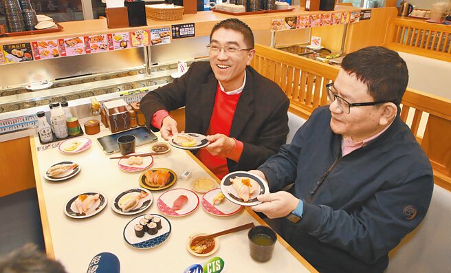 基隆市長謝國樑（左）分享其最愛吃的炙燒干貝握壽司。（基隆市政府提供／徐佑昇基隆傳真）