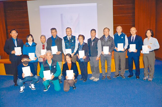 太鲁阁国家公园管理处邀请台湾古道学者李瑞宗（后排左四）针对日据时期以来太鲁阁地区交通变迁的人文歷史进行调查并于昨昨发表新书《立雾注》，邀请多位中横耆老分享生活故事。（太管处提供／王志伟花莲传真）