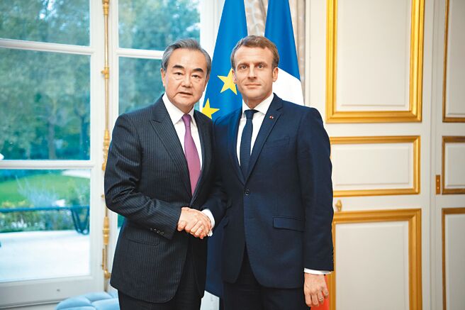 法国总统府宣布，总统马克宏将在今年第一季访问中国。图为马克宏过去会见中共中央政治局委员、中央外事工作委员会办公室主任王毅。（新华社）