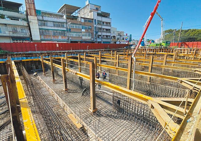 新泰塭仔圳工程持续推进，公儿三公园将在年中落成，区内首条30米计画道路也有望在年底竣工。（新北市地政局提供／吕健豪新北传真）