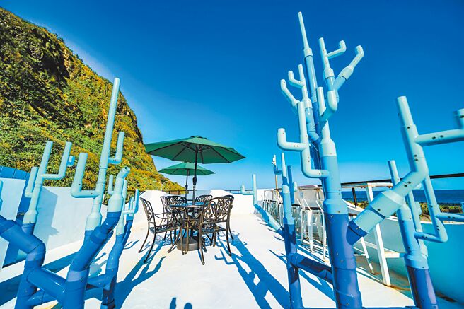 金山区渔会在渔港内打造钓鱼咖啡馆「金点草里驿栈」，并结合渔港内的「海之音」装置艺术，置身其中令人放松。（新北市渔业处提供／陈慰慈新北传真）