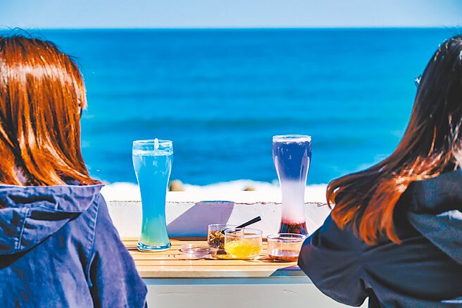 金山区渔会在渔港内打造钓鱼咖啡馆「金点草里驿栈」，并结合渔港内的「海之音」装置艺术，置身其中令人放松。（新北市渔业处提供／陈慰慈新北传真）