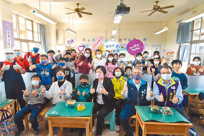 彰化縣長王惠美17日到社頭鄉崙雅國小，關心學校營養午餐中央廚房餐點供應情形，確保雞蛋供應無虞。（吳敏菁攝）