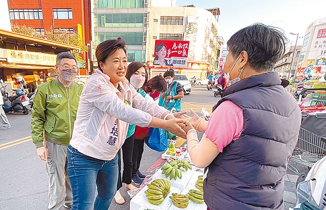 蔡培慧在民进党前党主席卓荣泰等人陪同下，至南投市黄昏市场扫街拜票。（杨静茹摄）
