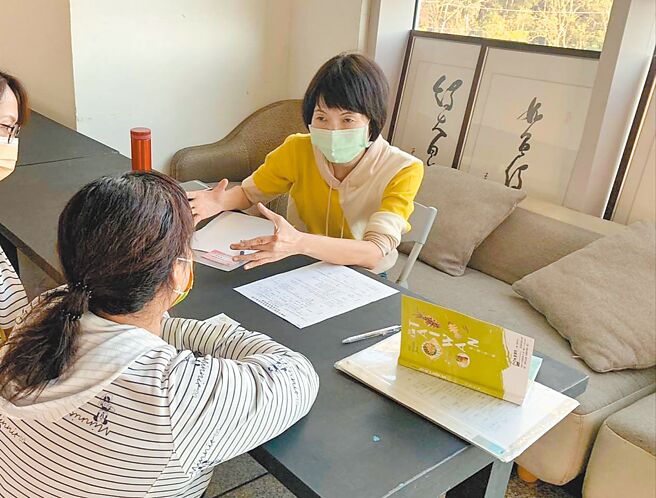 方舟就业服务协会提供民眾就业谘询，依求职者的年龄、学经歷、专长、就业经验等，提供职涯发展建议。（方舟就业服务协会提供／林雅惠高雄传真）