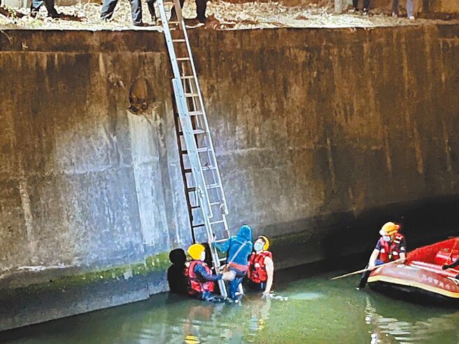 高雄市43歲越南籍黎姓女子16日晚間酒後騎車，於河堤路、裕誠路口違規逆向與他人發生擦撞。警方獲報到場後，黎女卻跑到愛河從防坡堤滑到河裡閃避酒測。（翻攝照片／崔正綱高雄傳真）
