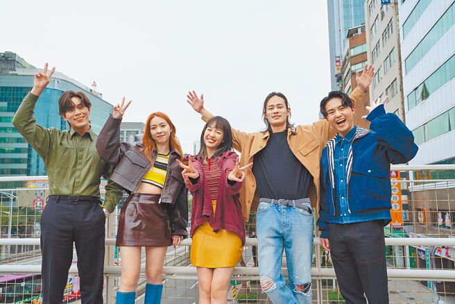 王渝萱（中）、夏腾宏（右二）日前一同拍摄告五人的MV再续前缘。（相信音乐提供）