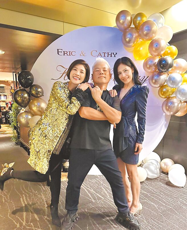 蒋雅淇（左起）日前在宴会上与巫启贤夫妇开心合照。（摘自蒋雅淇IG）