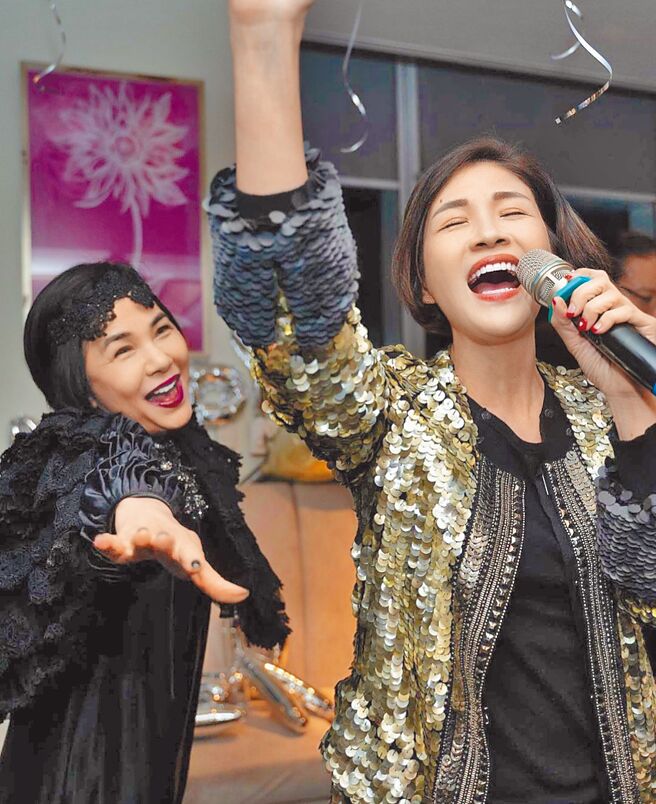 蒋雅淇（右）在宴会上与张清芳高歌一曲。（摘自蒋雅淇IG）