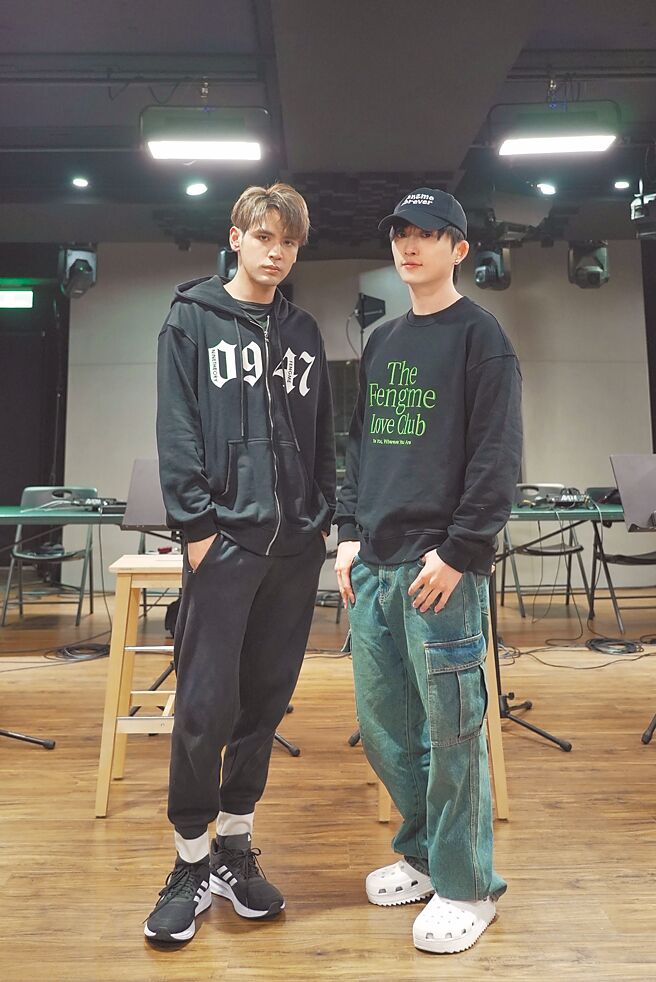 邱鋒澤（右）昨宣布邀陳零九擔任他的演唱會嘉賓，歌迷都很期待。（原音兄弟提供）