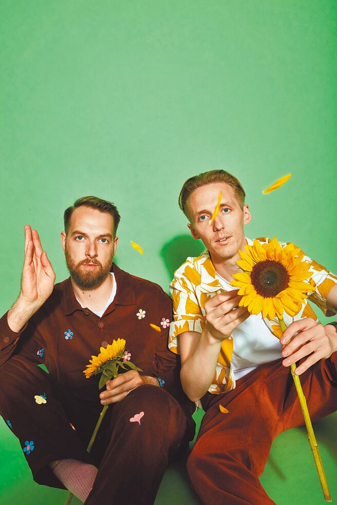 英国暖男电音组合HONNE，由Andy Clutterbuck（左）和James Hatcher组成。（宽宏提供）