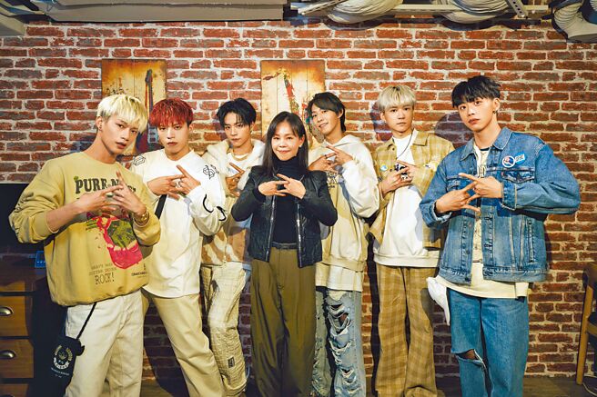 Ozone成员子翔（左起）、哲言、佳辰、焕钧、祖安、文廷日前在录音室向师姊彭佳慧（中）请教歌唱技巧。（索尼音乐提供）