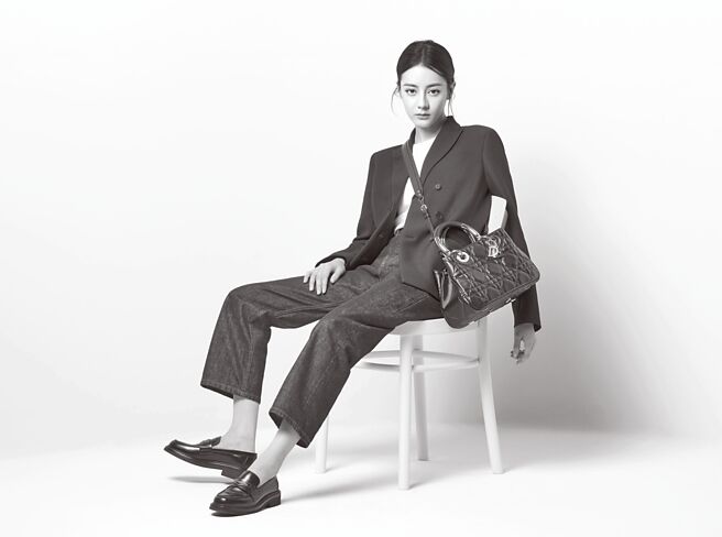 大陆女星迪丽热巴背着Dior Lady 95.22包款现身大片。（Dior提供）