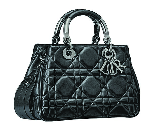 Dior Lady 95.22黑色藤格纹小羊皮中型提包，银把手，23万5000元。（Dior提供）