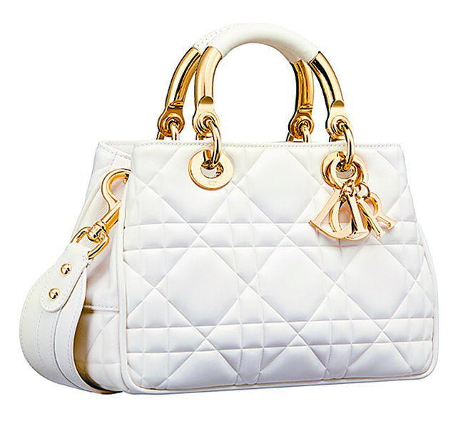 Dior Lady 95.22拿铁白藤格纹小羊皮小型提包，金把手，21万元。（Dior提供）