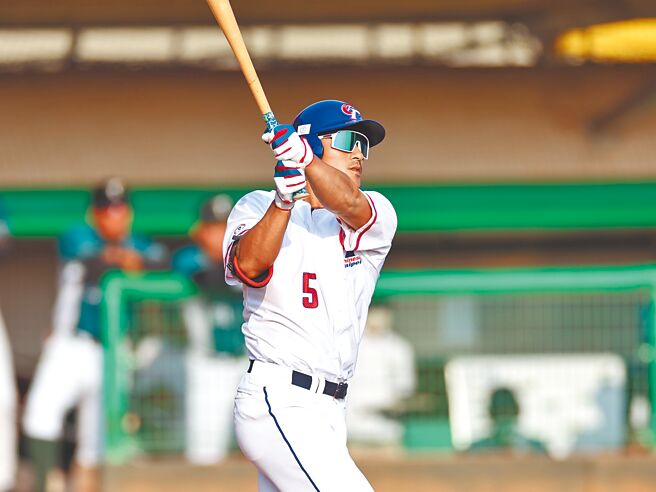 中华队与台钢雄鹰进行热身赛，旅外好手林子伟在第6局开轰。（中职提供）