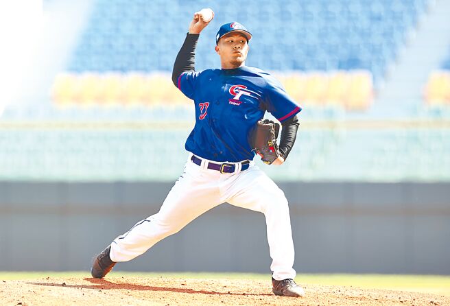 曾仁和日前在实战投打练习中不慎伤到背部，昨日确定退出经典赛中华队。（中职提供／资料照）