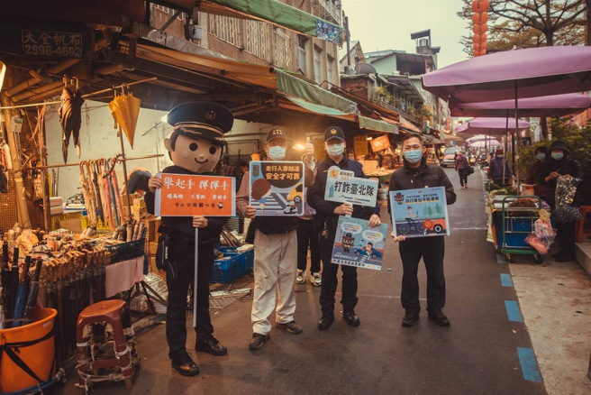 中山分局傍晚到传统市场宣导交安。（警方提供）
