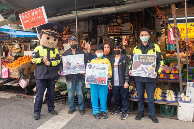 中山分局清晨到传统市场宣导交安。（警方提供）