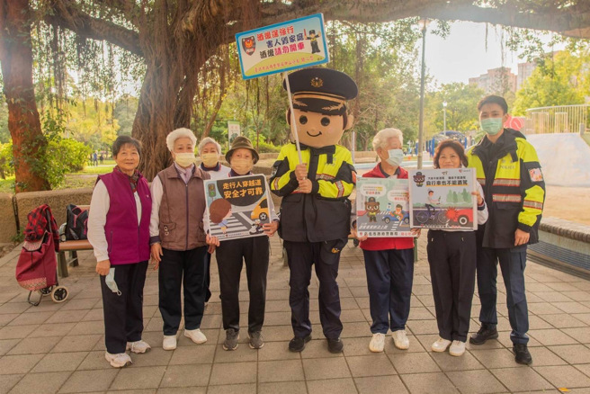 中山分局白天到公园针对年长者宣导交安。（警方提供）
