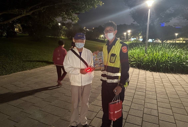 中山分局晚间到公园宣导交安。（警方提供）