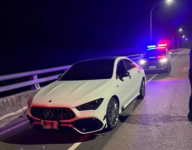 邓姓男子于2月17日凌晨开着宾士车（图）从屏东到高雄市甲仙区参与偷冬瓜。（翻摄照片／林瑞益高雄传真）