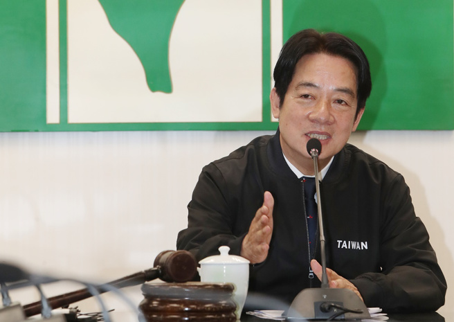 赖清德因为要选总统，希望获得蔡英文力挺，因此高举蔡的「四个坚持」，讨其欢心。（中时资料照／刘宗龙摄）