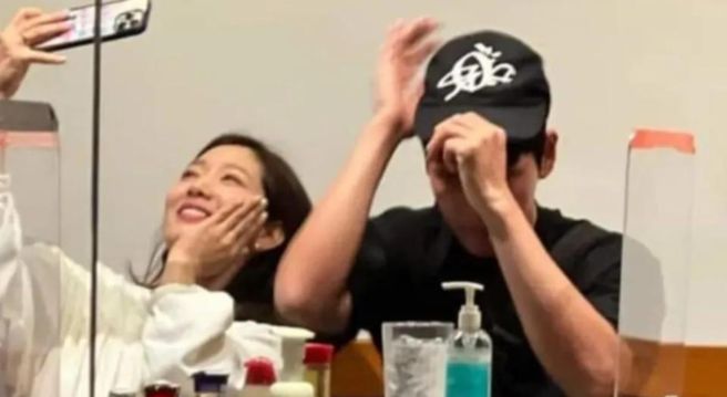 朴信惠与老公甜蜜自拍。（图／截图自IG）