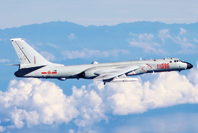 中方军事航空专家傅前哨周一指出，轰-6K夜间绕飞台湾证明，它全天候24小时执行任务的能力与日俱增。图为中方空军轰-6K战机进行海上实战化训练的资料照。（新华社）