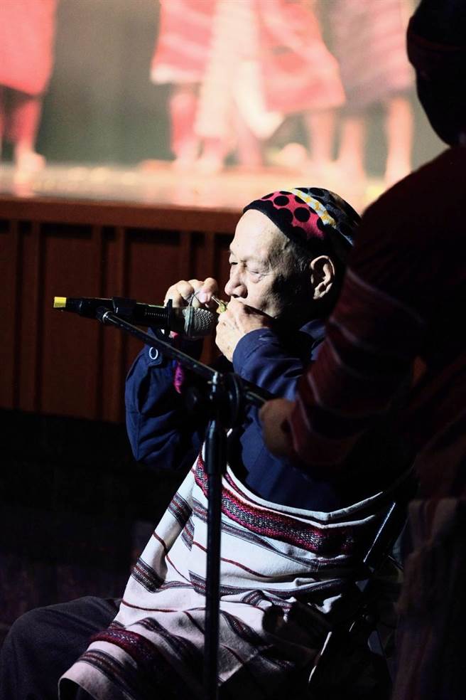 无形文化资产口簧琴乐舞保存者杨德福长老参与，带给观眾一场精采动人的表演艺术飨宴。(葫芦墩文化中心提供／陈世宗台中传真)