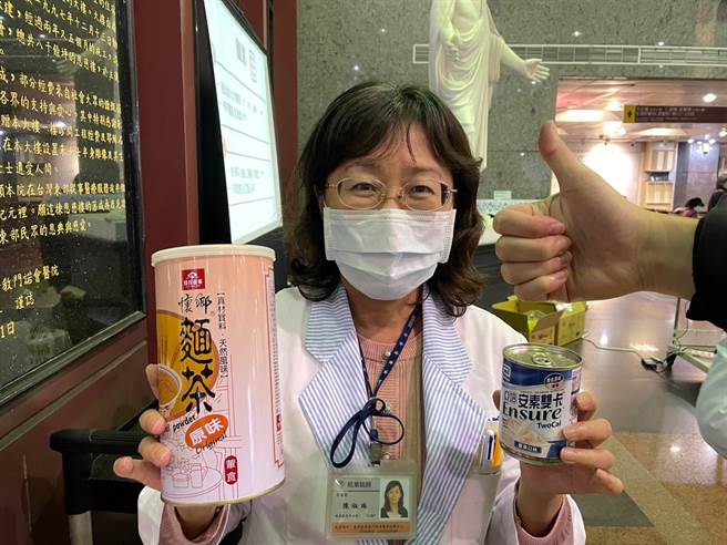 花莲门诺医院营养医师建议癌友，可将营养品适当与市售冲泡饮品如麵茶、玉米浓汤或减糖奶茶等进行调配，增添饮品味道，以利持续补足身体养分。（花莲门诺医院提供／罗亦晽花莲传真）